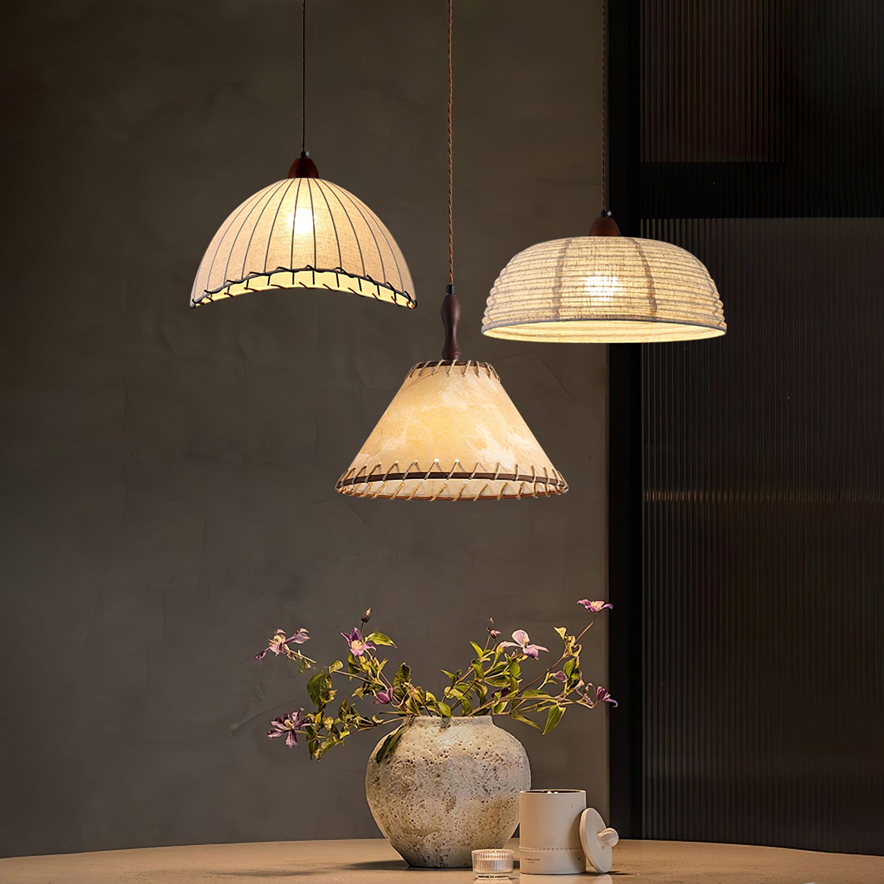 Houten balk hanglamp 3 vlammen met stof lampenkappen in beige, breedte