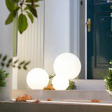 Bolvormige tuinlamp op zonne-energie