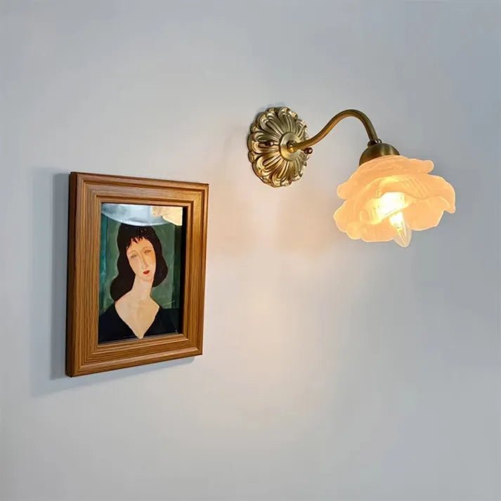 Vintage koperen bloemblad glazen wandlamp