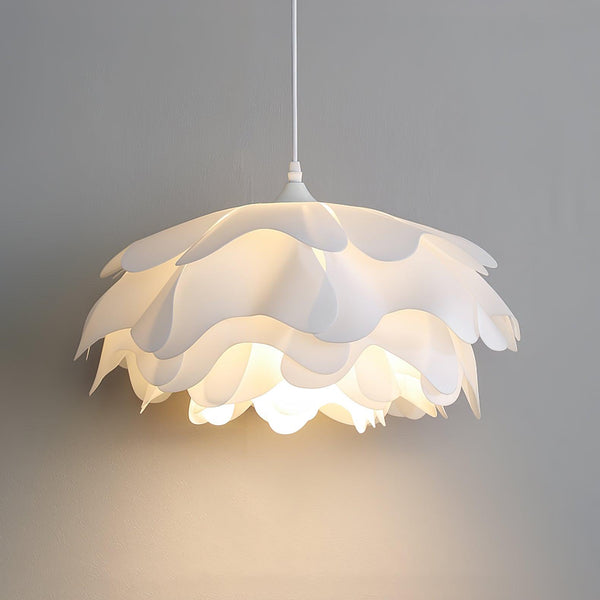 Witte hanglamp in bloemvorm