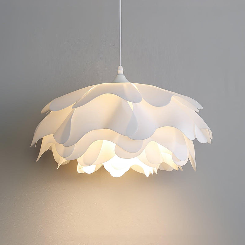 Witte hanglamp in bloemvorm