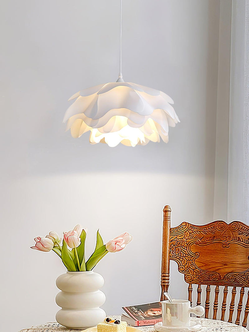 Witte hanglamp in bloemvorm