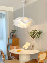 Witte hanglamp in bloemvorm