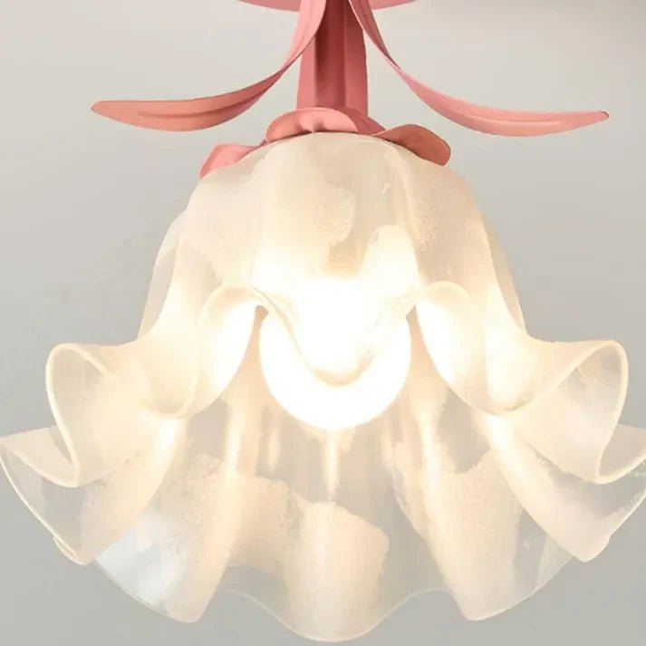 Eenvoudige Tiffany plafondlamp met minibloemen