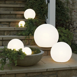 Bolvormige tuinlamp op zonne-energie