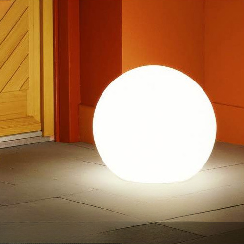 Bolvormige tuinlamp op zonne-energie